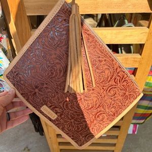 Consuela tooled clutch